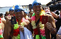 Schwimmer aus Japan mit ihren Pässen: Japanische Pässe führen laut Henley-Liste visafrei in die meisten Länder der Welt - ARCHIVBILD
