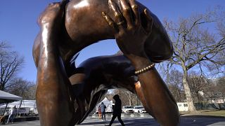 نصب تذكاري من البرونز "The Embrace"  تقديرا لمارتن لوثر كينغ جونيور وكوريتا سكوت كينغ في بوسطن.