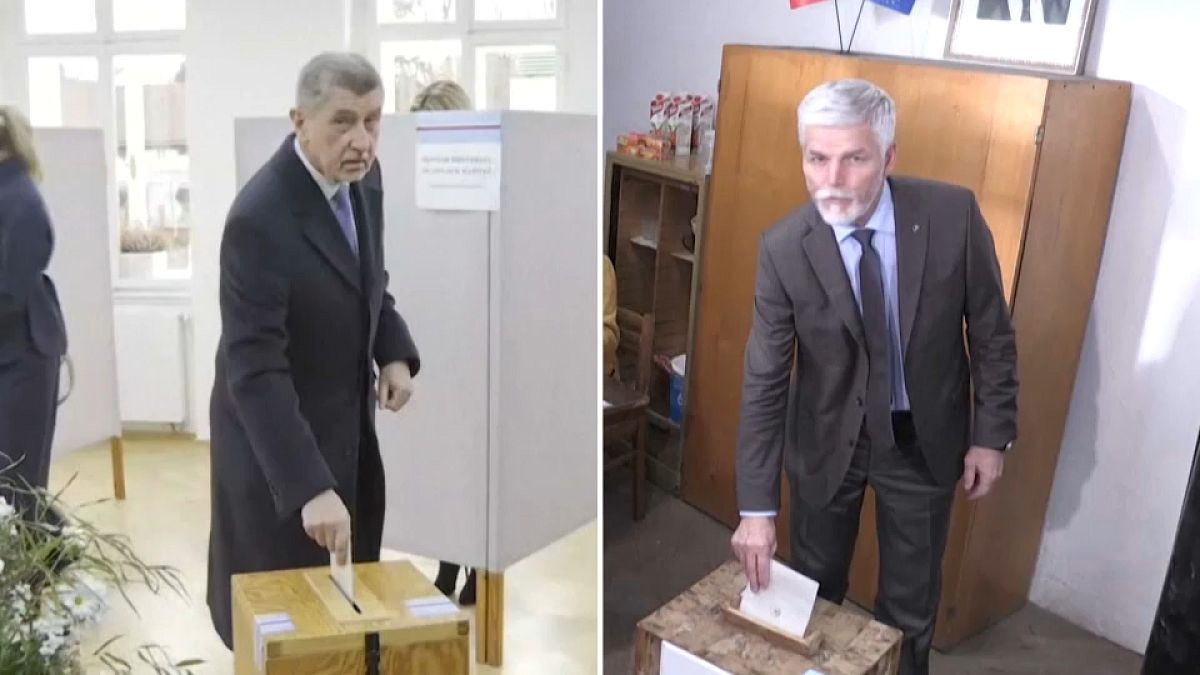 Andrej Babiš, à esquerda e Petr Pavel, à direita, durante a votação na primeira volta das eleições presidenciais checas