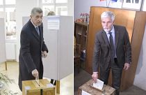 Andrej Babiš, à esquerda e Petr Pavel, à direita, durante a votação na primeira volta das eleições presidenciais checas