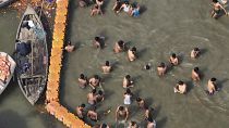 المصلون الهندوس يغطسون في مياه سانغام، ملتقى أنهار الغانج ويامونا وساراسواتي الأسطورية، خلال مهرجان ماكار سانكرانتي. 2023/01/14