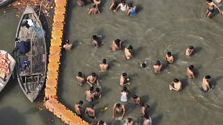 المصلون الهندوس يغطسون في مياه سانغام، ملتقى أنهار الغانج ويامونا وساراسواتي الأسطورية، خلال مهرجان ماكار سانكرانتي. 2023/01/14