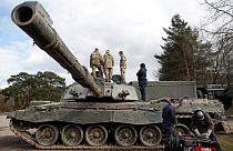 Britische Challenger 2-Panzer auf einem Trainingsgelände