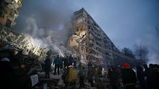 Разбор завалов после попадания российской ракеты в жилой дом, Днепр, 14 января 2023 года.