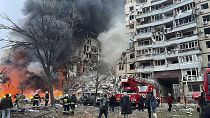 Imagen después de que un cohete ruso impactara contra un edificio de varios pisos dejando a muchas personas bajo los escombros en Dnipro, Ucrania, sábado 14 de enero de 2023.