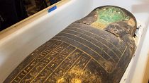 تابوت چوبی باستانی در موزه علوم طبیعی هیوستون آمریکا که در دوم ژانویه ۲۰۲۳ گفته شد به مصر بازگردانده خواهد شد.