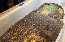 تابوت چوبی باستانی در موزه علوم طبیعی هیوستون آمریکا که در دوم ژانویه ۲۰۲۳ گفته شد به مصر بازگردانده خواهد شد.