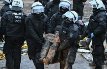 Desalojo de un activista atrincherado en la localidad de Luetzerath, en Alemania, que va a ser demolida para la ampliación de una de la s