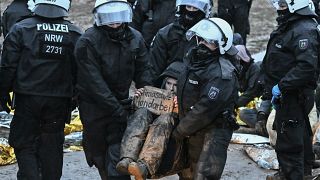 Desalojo de un activista atrincherado en la localidad de Luetzerath, en Alemania, que va a ser demolida para la ampliación de una de la s