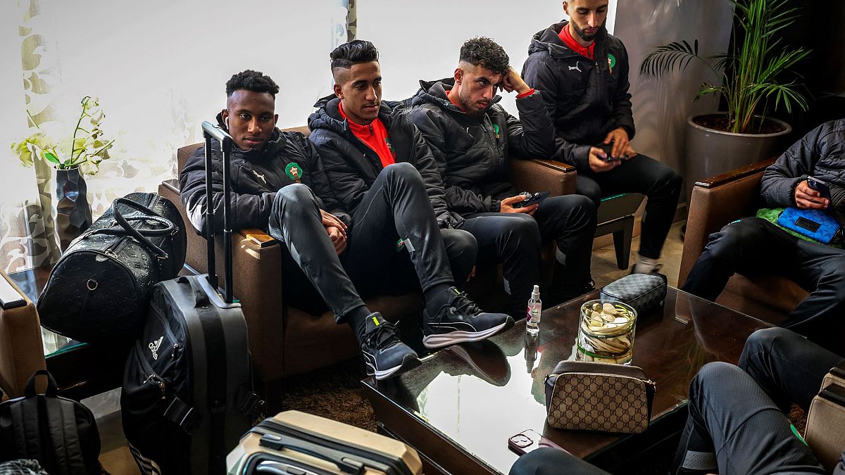 لاعبو المنتخب المغربي U23 لكرة القدم في قاعة الانتظار بمطار سلا 