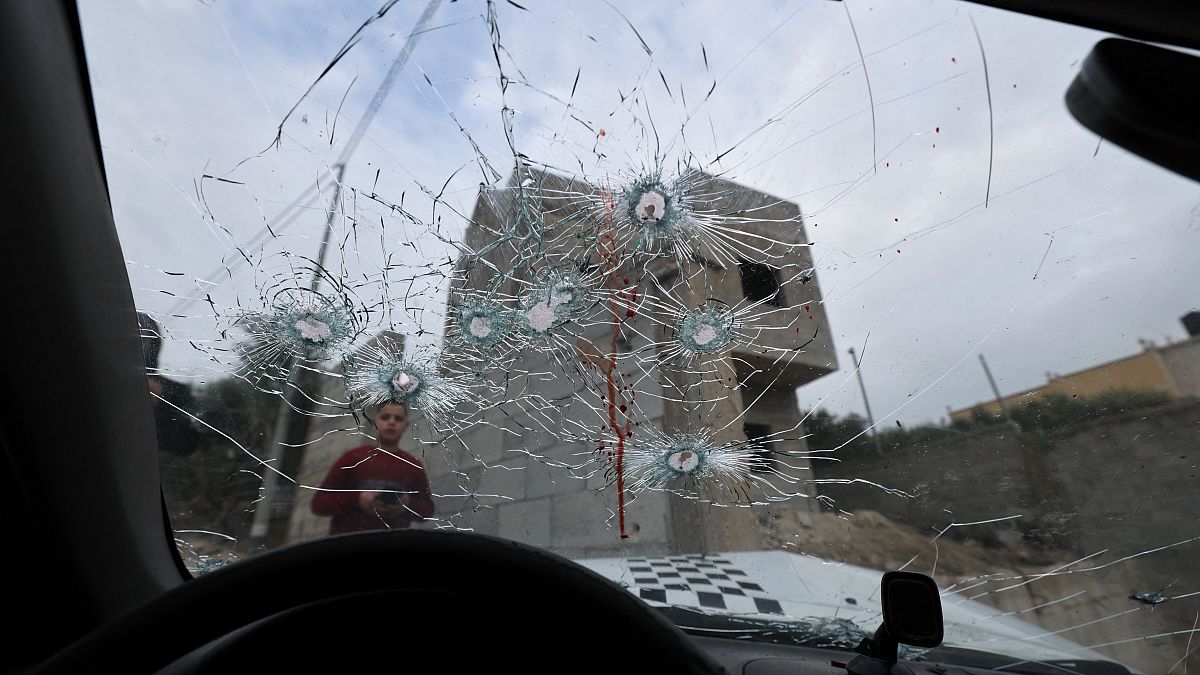 زجاج أمامي لسيارة مثقوبة بالرصاص أسفر عن مقتل فلسطينيين على يد القوات الإسرائيلية في جبع بالقرب من بلدة جنين بالضفة الغربية. 2023/01/14