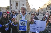 Pietro Orlandi a húga, Emanuela képét viseli a Szent Péter-bazilika közelében tartott ülősztrájk során Rómában, 2023. január 14-én