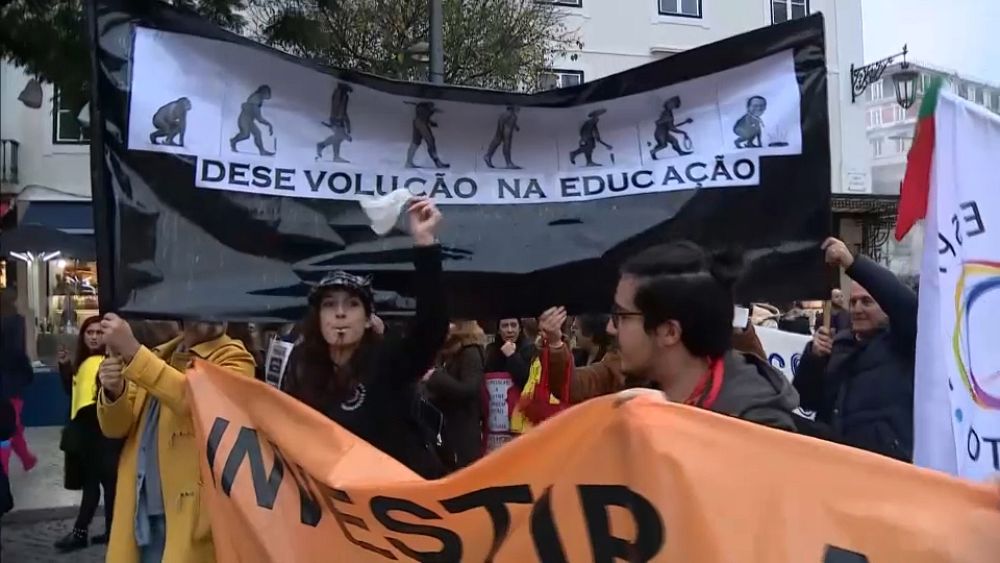 Education: thousands of teachers demonstrate in Portugal