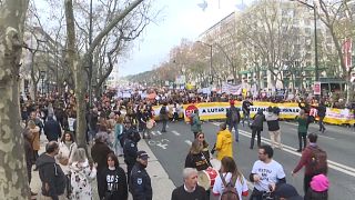 Pedagógustüntetés a portugál fővárosban 