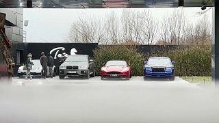 Le parc automobile d'Andrew Tate à Bucarest comprenait une Rolls-Royce bleue, une Ferrari, une Porsche, une BMW, une Aston Martin et une Mercedes-Benz. 