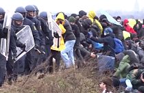 مواجهات بين الشرطة ومتظاهرين مدافعين عن البيئة في موقع أكبر منجم مفتوح في ألمانيا. 