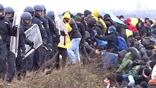 مواجهات بين الشرطة ومتظاهرين مدافعين عن البيئة في موقع أكبر منجم مفتوح في ألمانيا.
