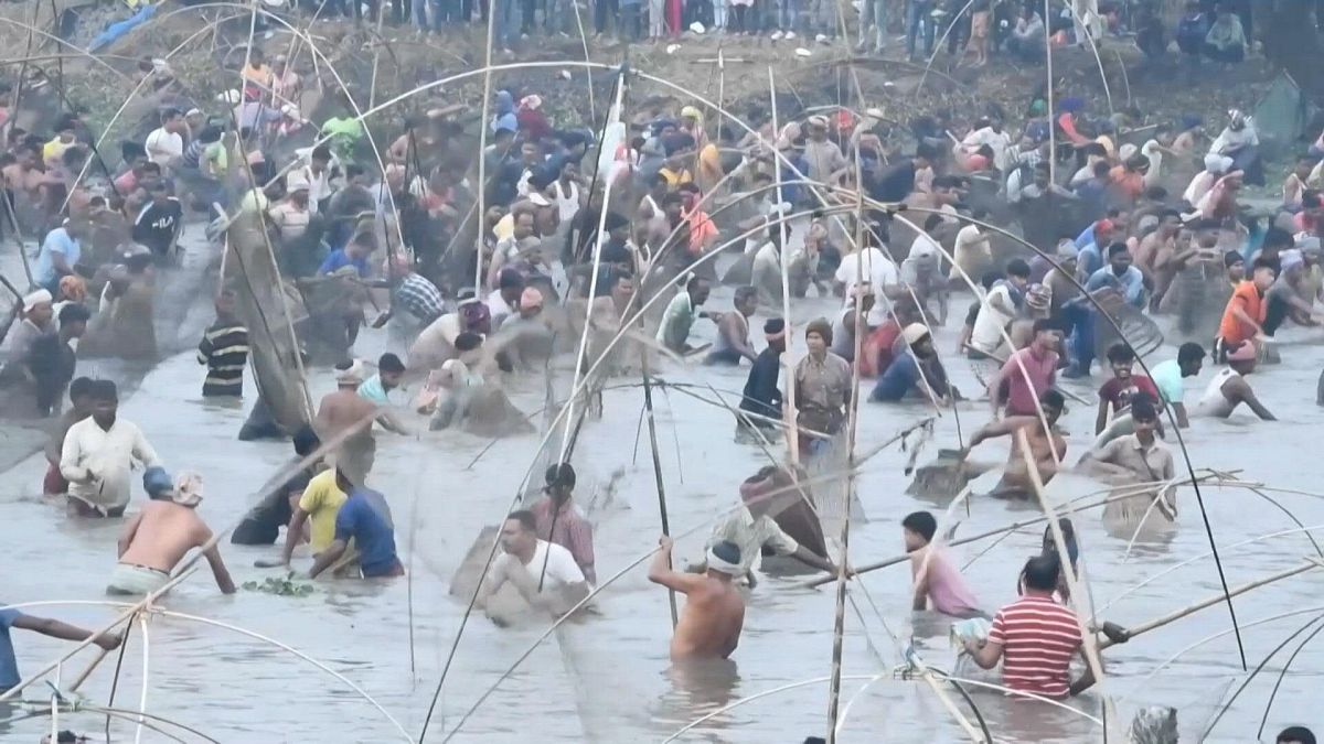 مهرجان هوجالي بيهو للاحتفال بعيد الحصاد في بحيرة في ولاية آسام شمال شرق الهند.