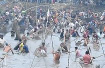 مهرجان هوجالي بيهو للاحتفال بعيد الحصاد في بحيرة في ولاية آسام شمال شرق الهند.