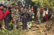 Vecinos observan los restos de un avión de pasajeros en Pokhara, Nepal, el domingo 15 de enero de 2023