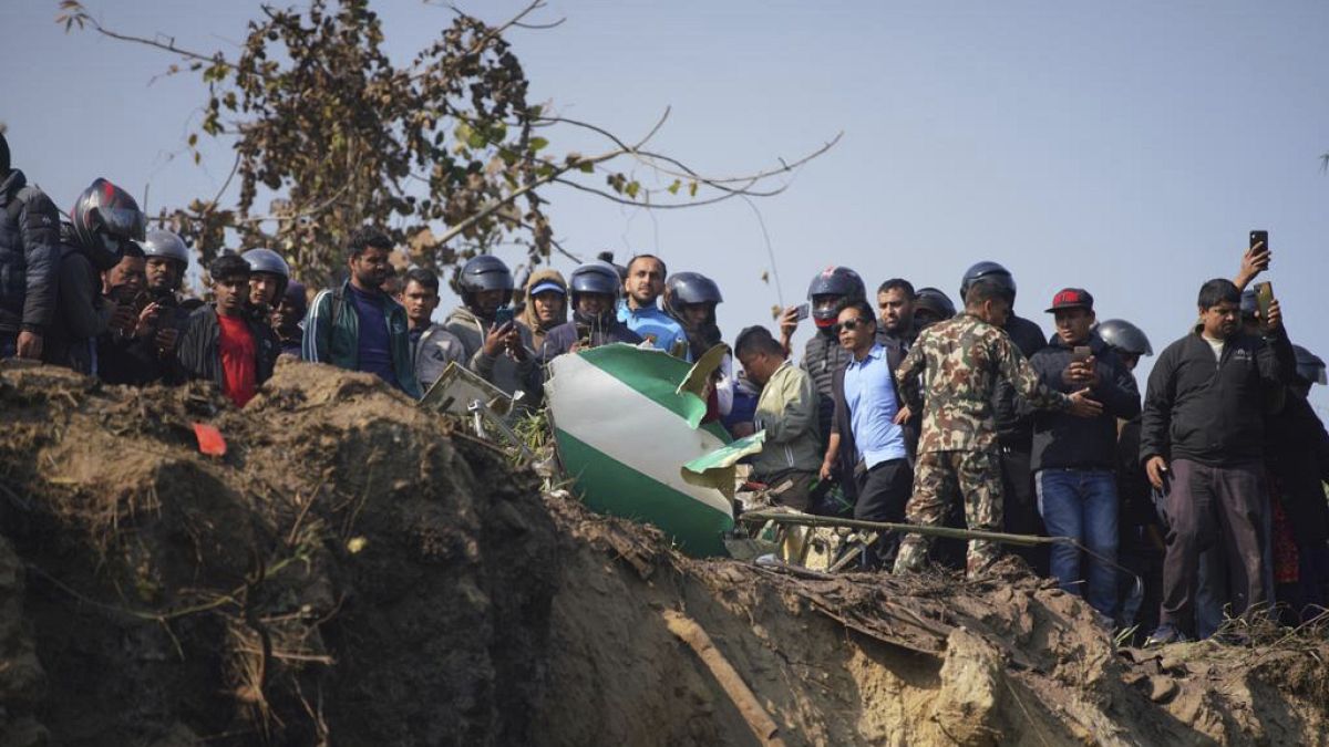 Des locaux et secours s'affairent autour du lieu du crash de l'avion au Népal, le 15 janvier 2023.