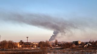 دود ناشی از انفجار در بخشی از شهر سولدار در شرق اوکراین