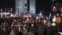 Des agents de la police israélienne et manifestants lors d'un rassemblement le gouvernement à Tel Aviv, Israël, samedi 14 janvier 2023.