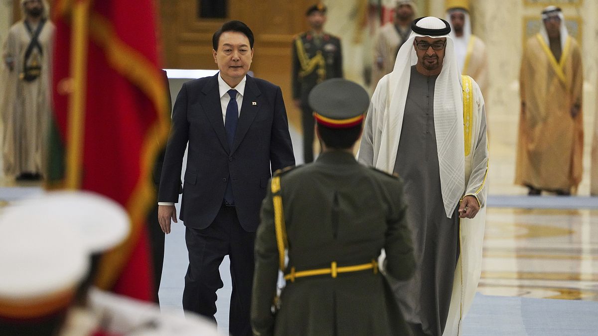 رئيس كوريا الجنوبية يون سوك يول ونظيره الإماراتي الشيخ محمد بن زايد آل نهيان في قصر الوطن في أبو ظبي - الإمارات العربية المتحدة.