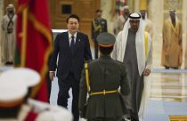 رئيس كوريا الجنوبية يون سوك يول ونظيره الإماراتي الشيخ محمد بن زايد آل نهيان في قصر الوطن في أبو ظبي - الإمارات العربية المتحدة.