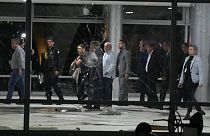 Luiz Inacio Lula da Silva brazil elnök szemrevételezi a Planalto palotában keletkezett károkat, miután megrohamozták azt.