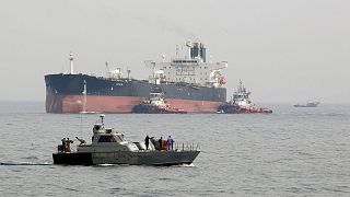 نفتکش در حال پهلوگیری در پایانه نفتی خارک