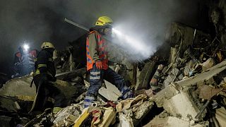 Túlélők után kutat egy férfi a szétlőtt dnyiprói lakóház romjai között