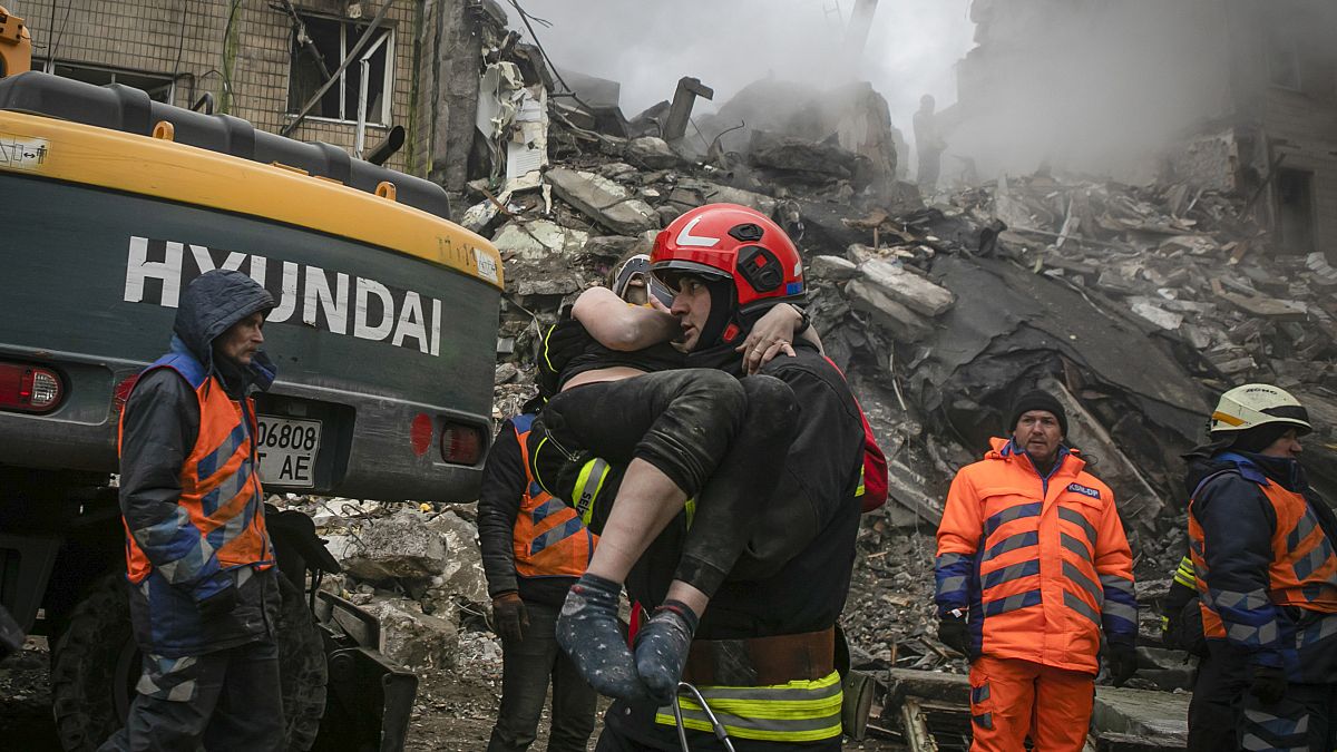 Eine Frau wird aus den Trümmern des Wohnhauses in Dnipro geborgen