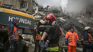 Eine Frau wird aus den Trümmern des Wohnhauses in Dnipro geborgen