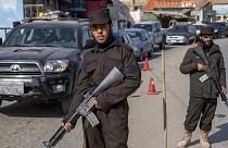 Tálibok őrködnek egy kabuli utcán