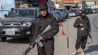 Tálibok őrködnek egy kabuli utcán