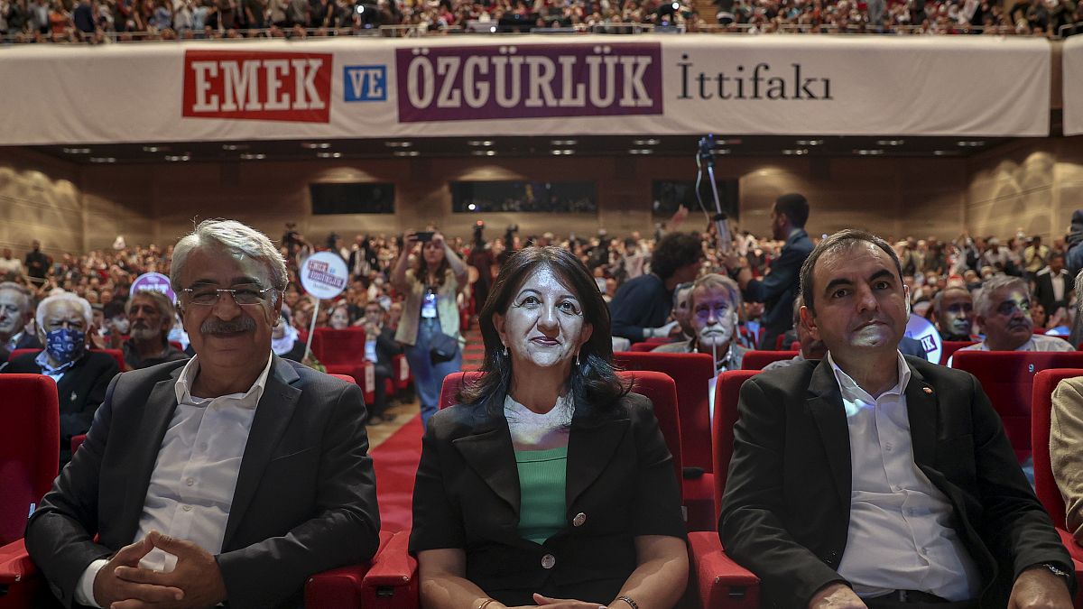 Emek ve Özgürlük İttifakı'nın İstanbul'daki ilk mitingi Demirtaş'a ait şarkı ile başladı 