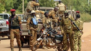 جنود موالون لآخر زعيم انقلاب في بوركينا فاسو الكابتن إبراهيم تراوري يتجمعون خارج الجمعية الوطنية في واغادوغو. 2022/10/14