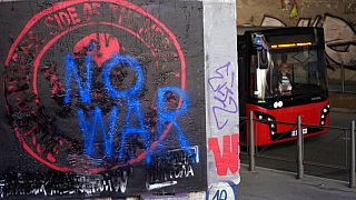 Αντιπολεμικό μήνυμα πάνω από γκράφιτι με το σήμα της ρωσικής μισθοφορικής ομάδας wagner στο Βελιγράδι