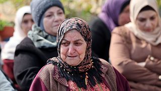 فلسطينيات يبكين خلال تشييع جنازة أحمد الكحلة في قرية رمون بالضفة الغربية المحتلة. 2023/01/15
