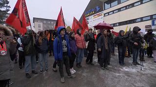 Tüntetők Davosban.