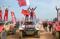 Le Qatarien Nasser Al-Attiyah et son copilote français Matthieu Baumel, vainqueurs du Dakar, dimanche 15 janvier 2023.