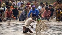Des villageois participent à une pêche communautaire à Panbari, en Inde (14/01/2023)