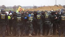 Polizisten beim Einsatz gegen Klima-Aktivist:innen in Lützerath bei Garzweiler