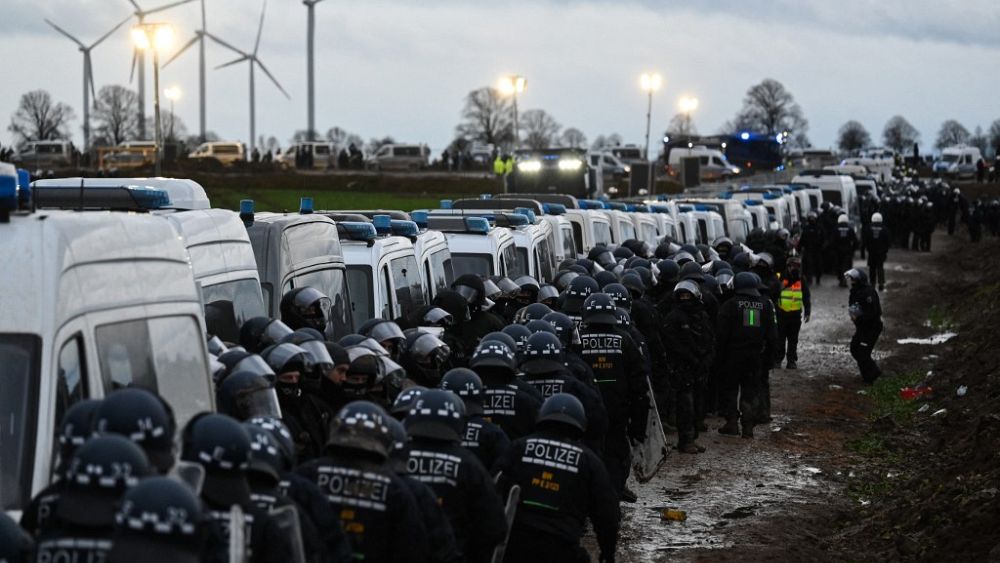 გერმანიის პოლიცია ნახშირის მაღაროს საწინააღმდეგო აქტივისტებს ანადგურებს