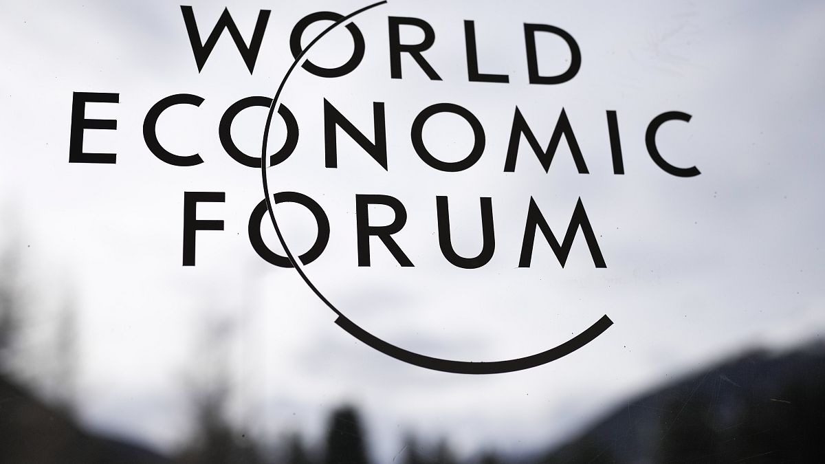 Logotipo del Foro Económico Mundial en el Centro de Congresos en la víspera de la reunión anual del Foro en Davos, Suiza, domingo, 15 de enero 2023. 