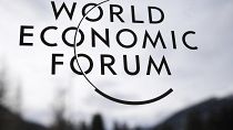 Logotipo del Foro Económico Mundial en el Centro de Congresos en la víspera de la reunión anual del Foro en Davos, Suiza, domingo, 15 de enero 2023.