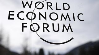 Logotipo del Foro Económico Mundial en el Centro de Congresos en la víspera de la reunión anual del Foro en Davos, Suiza, domingo, 15 de enero 2023. 