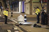 Policiers sur la scène de la fusillade dans le centre de Londres, le 14 janvier 2023 