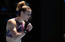 Η Ελληνίδα τενίστρια Μαρία Σάκκαρη πανηγυρίζει τη νίκη της στον πρώτο γύρο του Αυστραλιανού όπεν